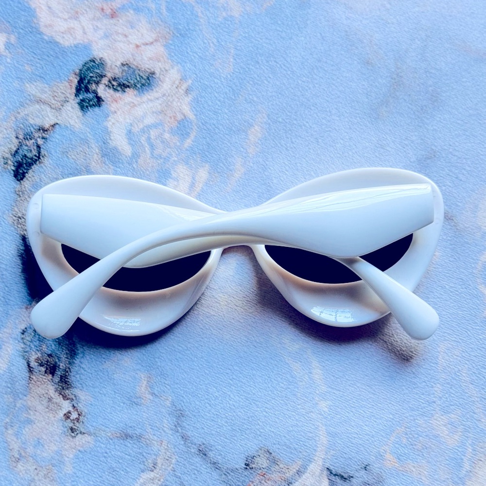 White Round Dior Sunglasses - Picture 3 of 4